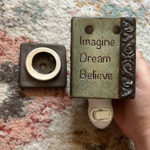 Wall Plug In Wax Melt - Picture 3 of 3